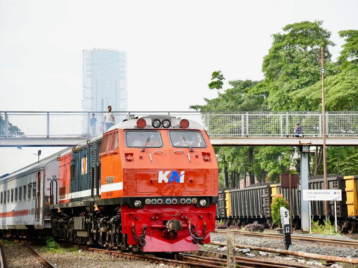 Pelayanan KA Kuala Stabas melintas di wilayah kerja KAI Divre IV Tanjungkarang. 