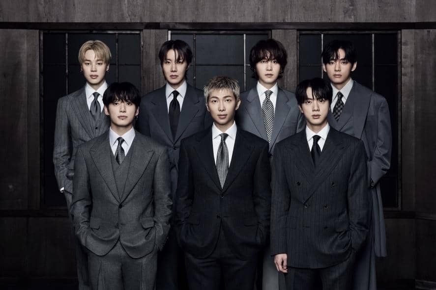 9 Potret BTS di Cover Album ARIRANG, Tampil Rapi dalam Balutan Jas