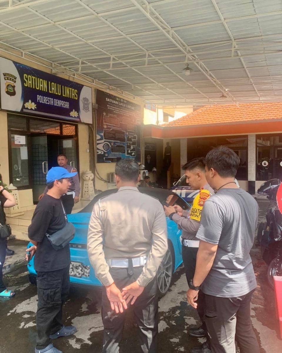 Polisi Menilang WNA Drifting di Nusa Dua