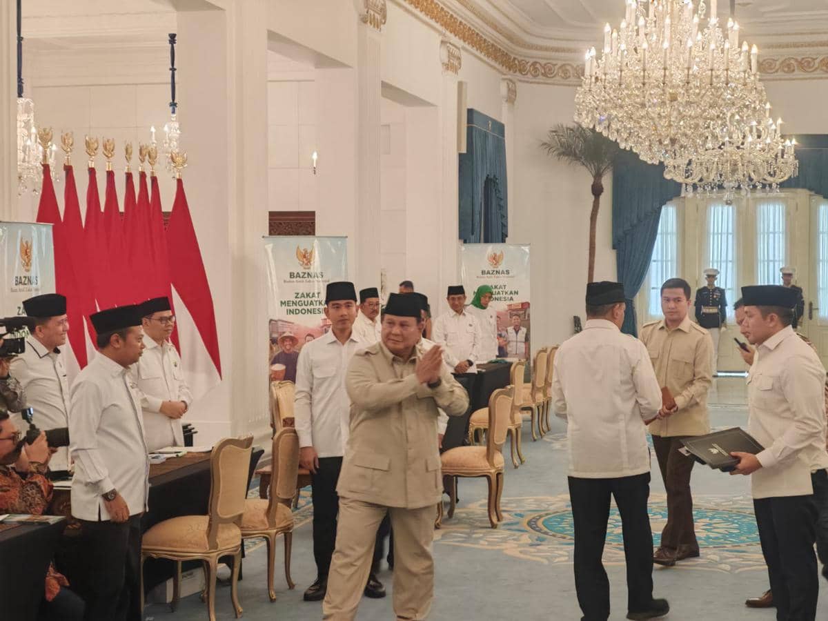 Presiden Prabowo Subianto tunaikan zakat mal dan fitrah di Istana Negara, Jakarta, Jumat (13/3/2026). (IDN Times/Ilman Nafi'an)