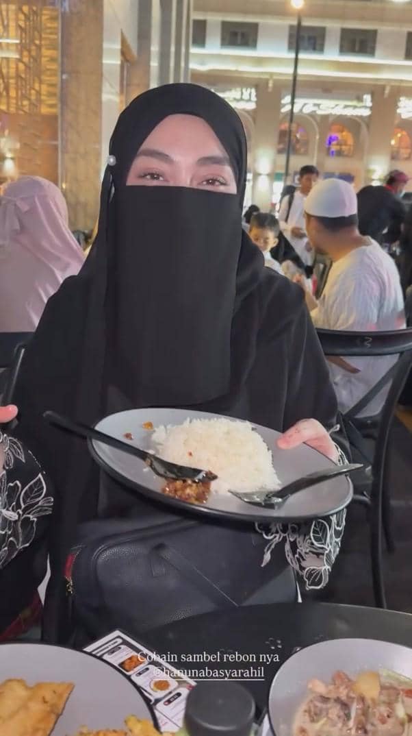 Celine Evangelista tampil bercadar saat umrah Ramadan 2026. Berbuka puasa dengan nasi dan sambal yang dibawa dari Indonesia