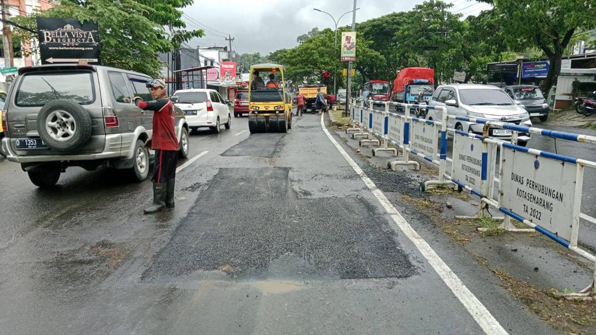 jalan rusak, jalan berlubang, perbaikan jalan, jalan semarang, dpu semarang