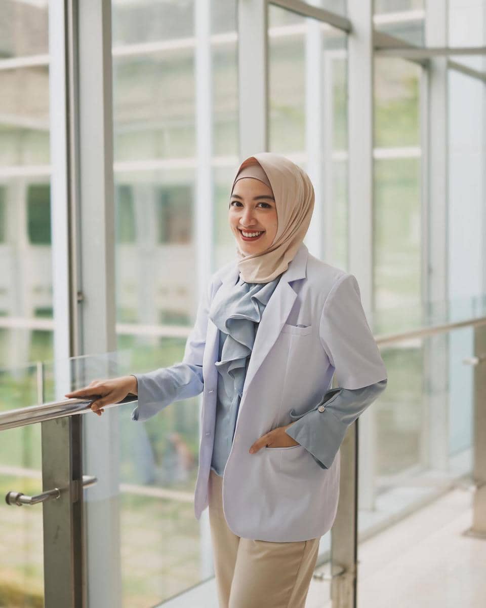 Potret Maissy mantan penyanyi cilik yang kini berprofesi sebagai dokter, mengenakan seragam putih dokter