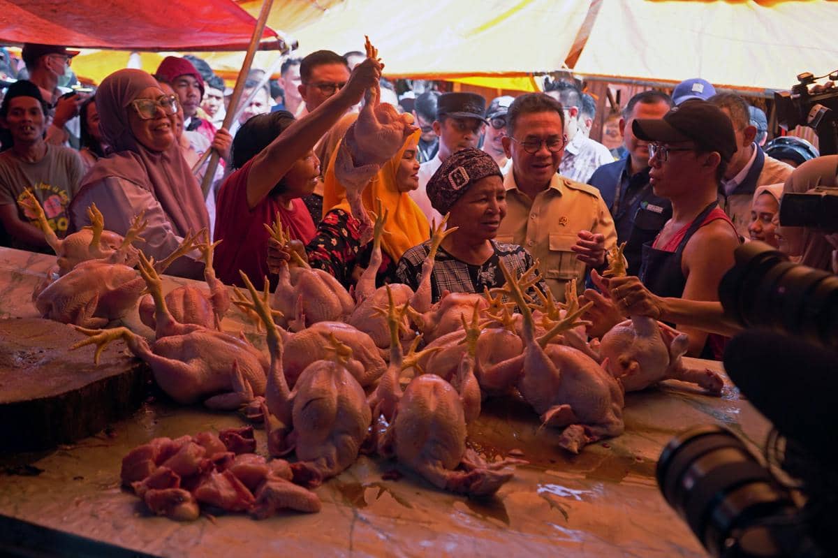 Menteri Perdagangan Budi Santoso (kedua kanan) saat meninjau harga bahan pokok dalam kunjungan kerja di Pasar Terong, Makassar, Sulawesi Selatan, Rabu (4/3/2026). (ANTARA FOTO/Hasrul Said)