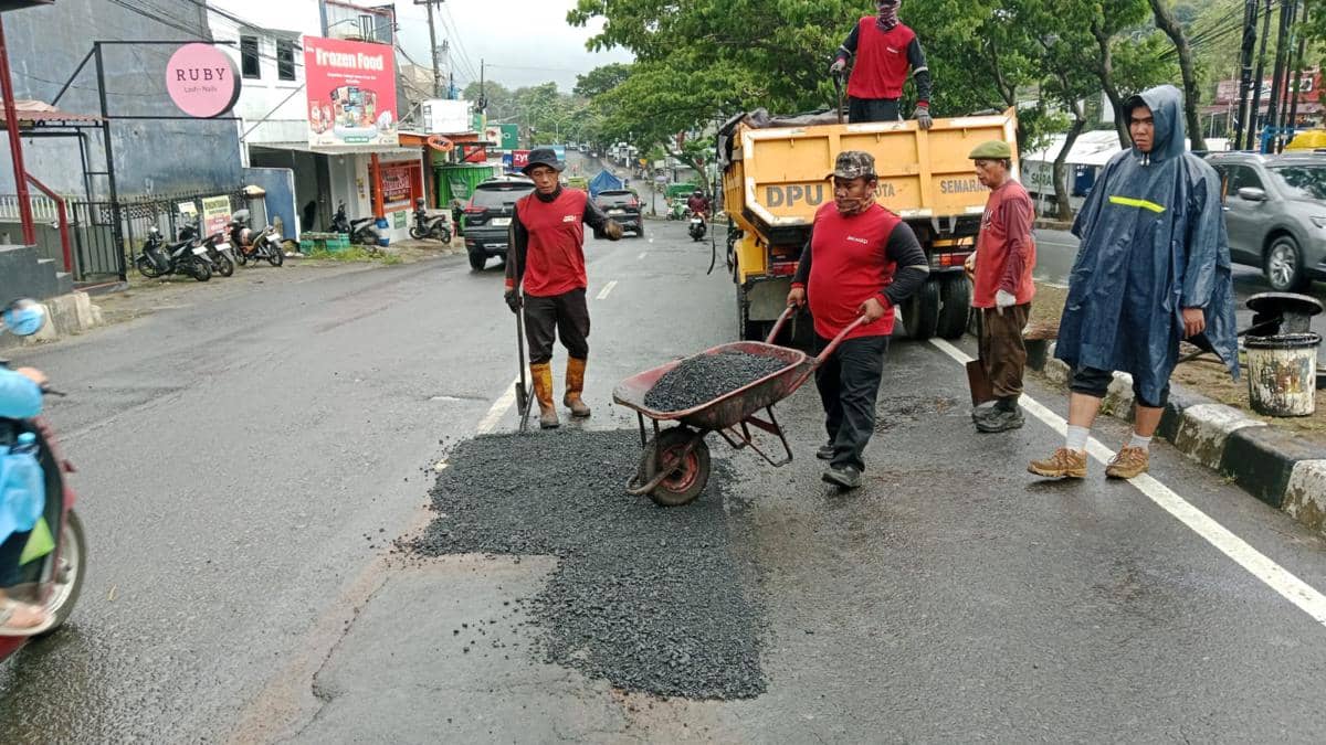 jalan rusak, jalan berlubang, perbaikan jalan, jalan semarang, dpu semarang