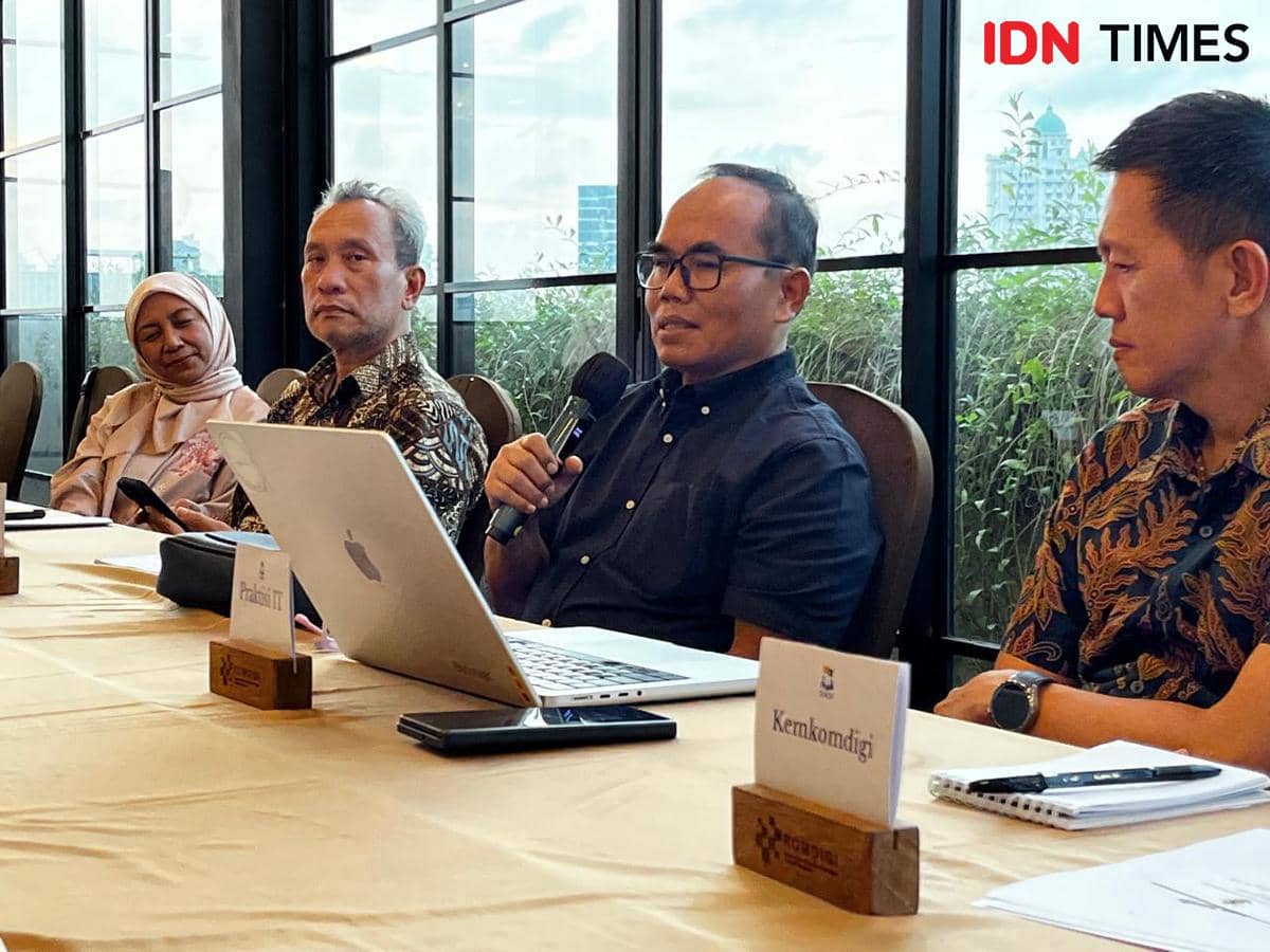 Komisioner KPAI Kawiyan (nomor dua dari kanan) dalam Diskusi Redaksi yang digelar Komdigi (IDN Times/Sunariyah)