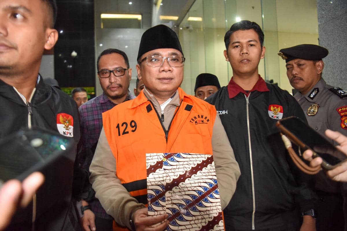 Tersangka kasus dugaan korupsi kuota haji dan penyelenggaraan ibadah haji Yaqut Cholil Qoumas (tengah) mengenakan rompi tahanan usai menjalani pemeriksaan di Gedung Merah Putih KPK, Jakarta, Kamis (12/3/2026). KPK menahan mantan Menteri Agama periode 2020-2024 Yaqut Cholil Qoumas atas kasus dugaan korupsi kuota haji dan penyelenggaraan ibadah haji yang merugikan keuangan negara sekitar Rp622 miliar.