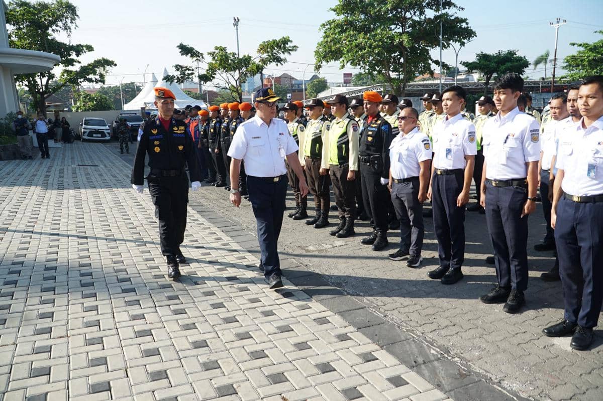 Dewan Komisaris KAI I Wayan Sugiri cek pasukan gabungan di Tawang Semarang. (IDN Times/Fariz Fardianto)