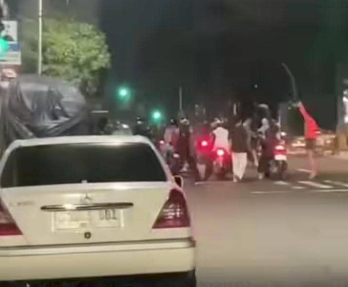 Gangster Bawa Sajam Bentrok di Surabaya Saat Sahur, Polisi Buru Pelaku