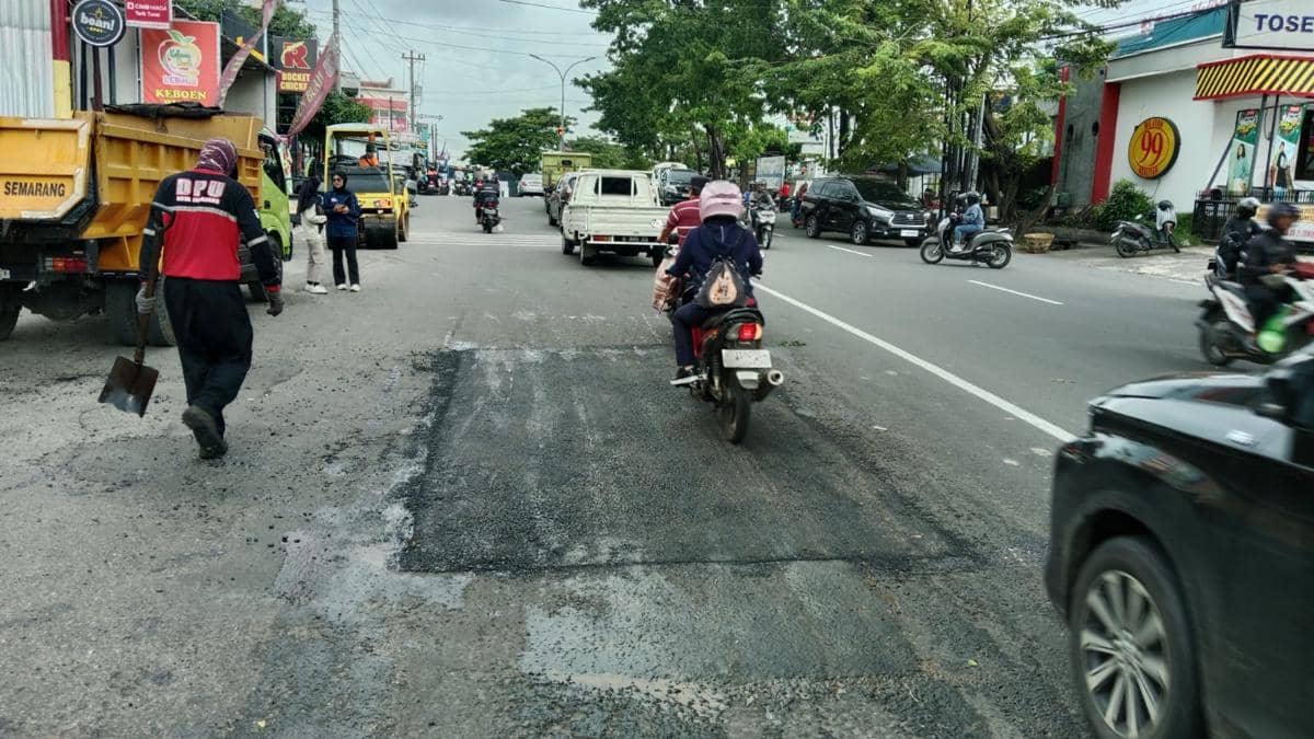 jalan rusak, jalan berlubang, perbaikan jalan, jalan semarang, dpu semarang