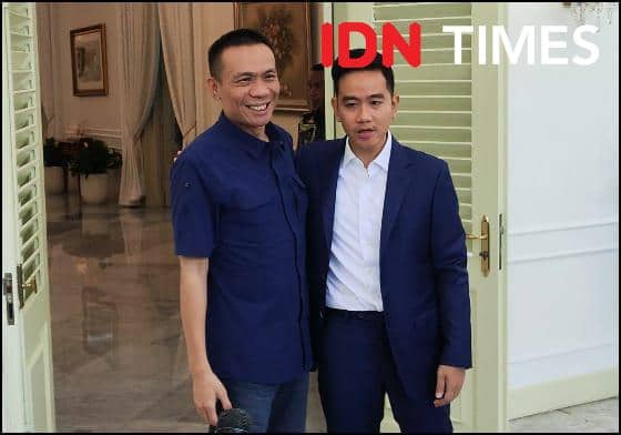 Tersangka kasus tudingan ijazah palsu Presiden ke-7 RI, Joko “Jokowi” Widodo, Rismon Hasiholan Sianipar sambangi Wakil Presiden RI, Gibran Rakabuming Raka. (IDN Times/Yosafat Diva Bayu Wisesa)