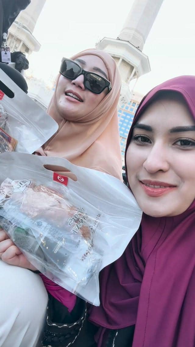 Angbeen Rishi memamerkan menu takjil yang didapat saat umrah pada Ramadan 2026