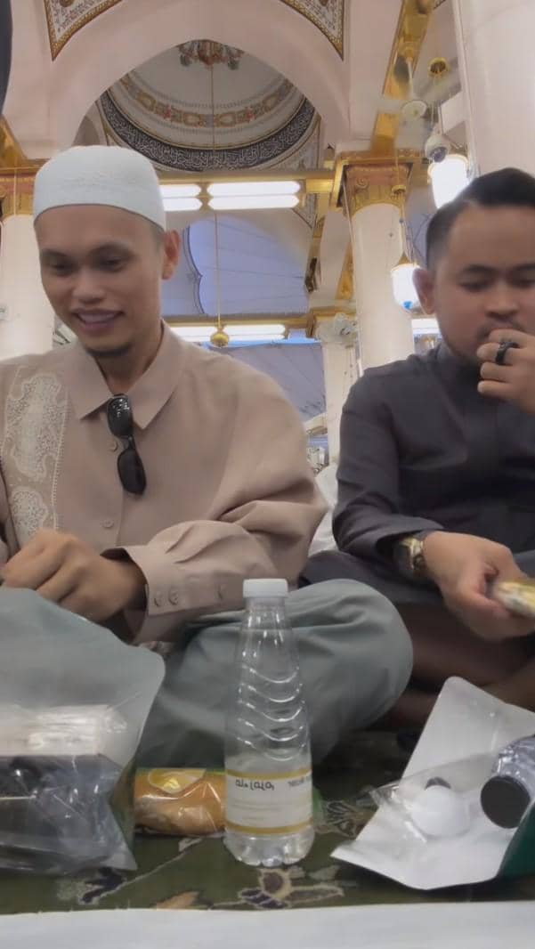 Wanda Hara dan Gilang Juragan 99 berbuka puasa di Raudah Masjid Nabawi saat umrah Ramadan 2026