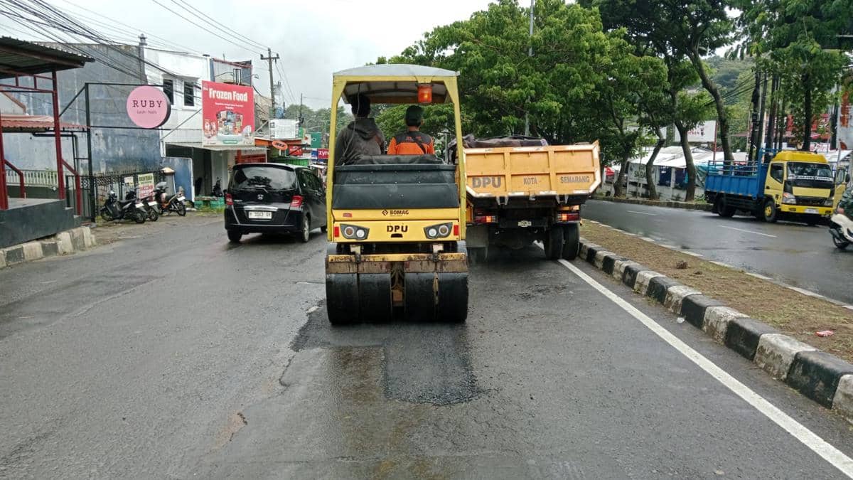 jalan rusak, jalan berlubang, perbaikan jalan, jalan semarang, dpu semarang