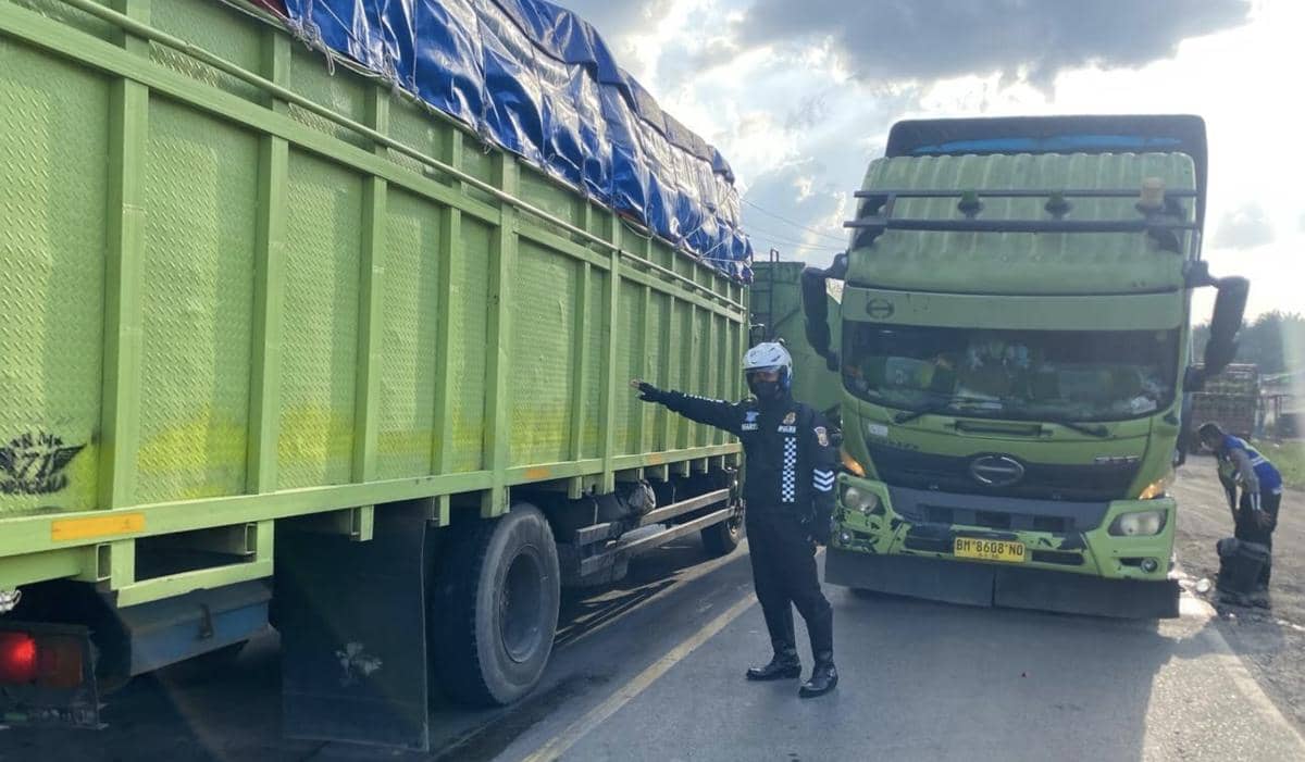 Truk Mogok-Kendaraan Lawan Arus Picu Macet di Jalintim H-7 Lebaran