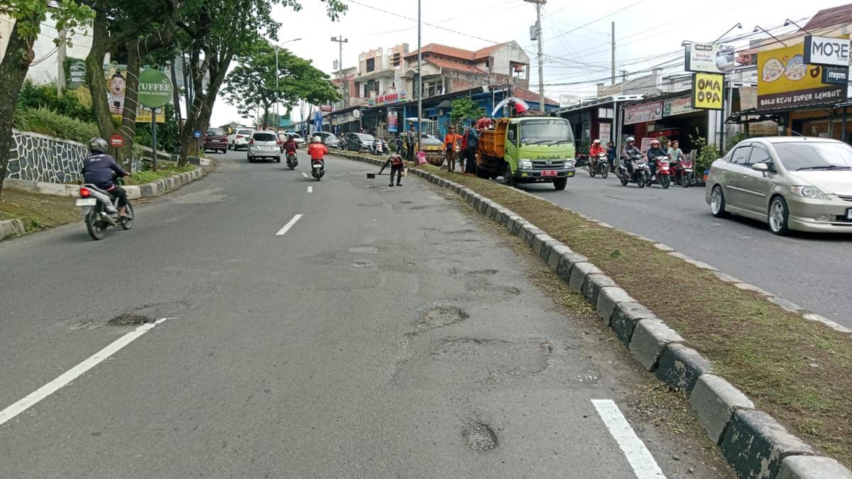 jalan rusak, jalan berlubang, perbaikan jalan, jalan semarang, dpu semarang