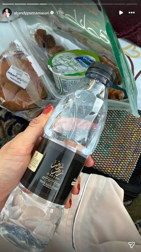 Shandy Purnamasari memperlihatkan isi tas takjil dari Masjid Nabawi. Ada yoghurt, kurma, air putih, dan roti