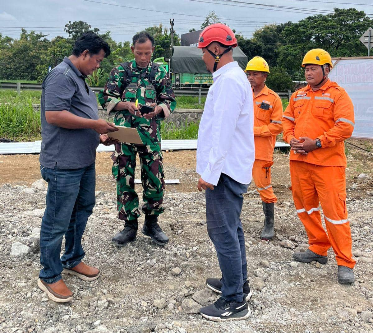 pln, pln salatiga, transmisi pln, petugas pln