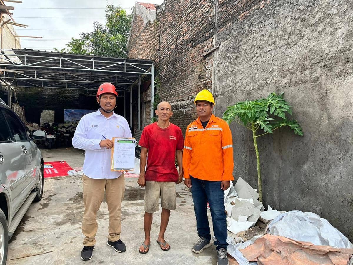 pln, pln salatiga, transmisi pln, petugas pln