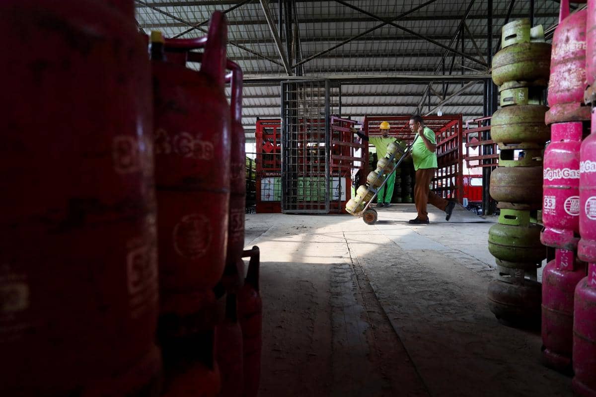 Pekerja membongkar muat tabung gas elpiji 3 kilogram di salah satu gudang agen. (ANTARA FOTO/Akramul Muslim)