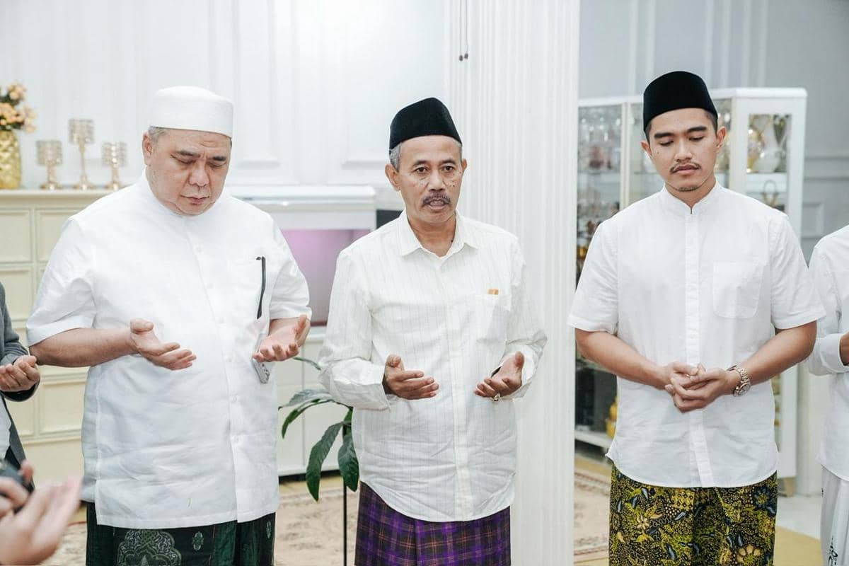 Ketua Umum PSI, Kaesang Pangarep bersama istri dan rombongan DPP PSI bersilaturahmi ke Pondok Pesantren Darussalam Timur Watucongol, Magelang, yang dipimpin KH Agus Ali Qoishor Watucongol pada Kamis (12/3/2026) (dok. PSI)