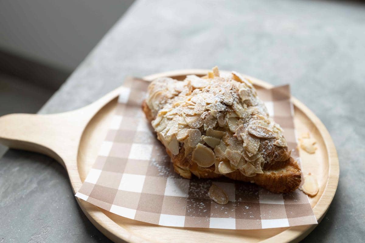 5 Tips Simpel Membuat Almond Croissant Rumahan yang Anti Gagal