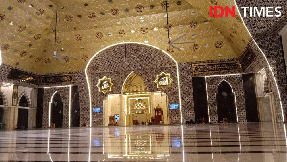 Suasana Masjid Raya Makassar di Kota Makassar.