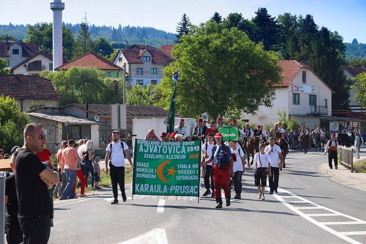 Momen selama perayaan Ajvatovica ke-509 di Bosnia dan Herzegovina, khususnya sebuah prosesi yang melewati kota Prusac. Ajvatovica adalah acara Islam tradisional, keagamaan, dan budaya terbesar di Eropa, yang memperingati Ajvaz-dedo, seorang Muslim saleh dari abad ke-15. Acara ini melibatkan ziarah b