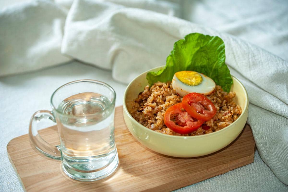 nasi goreng dan air putih