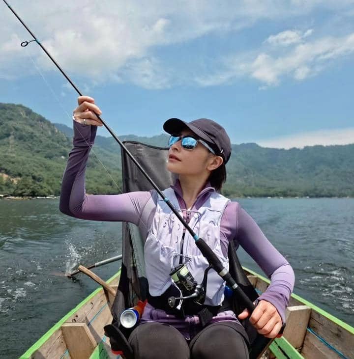 potret Prilly Latuconsina mancing ikan toman