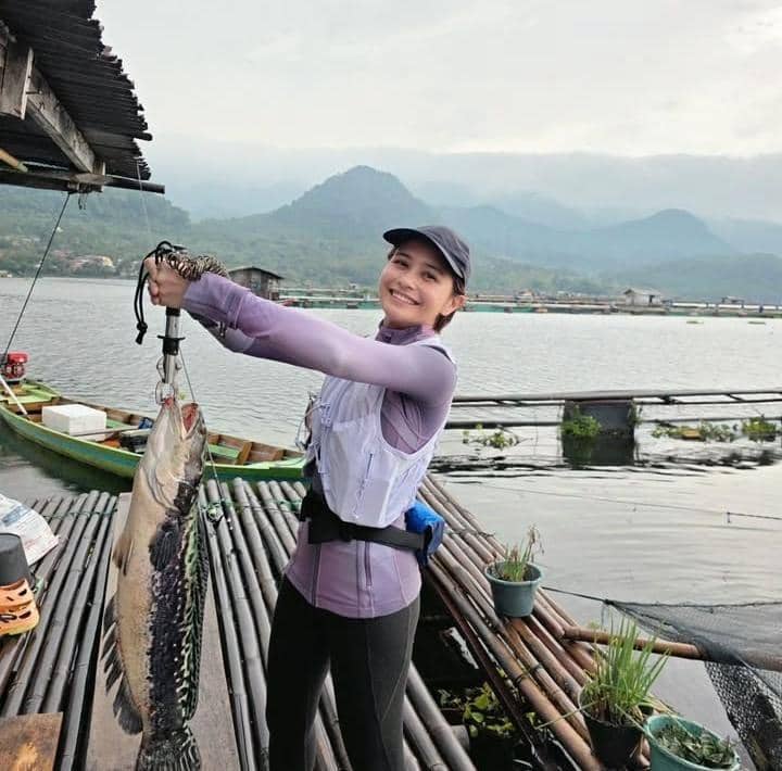 potret Prilly Latuconsina mancing ikan toman