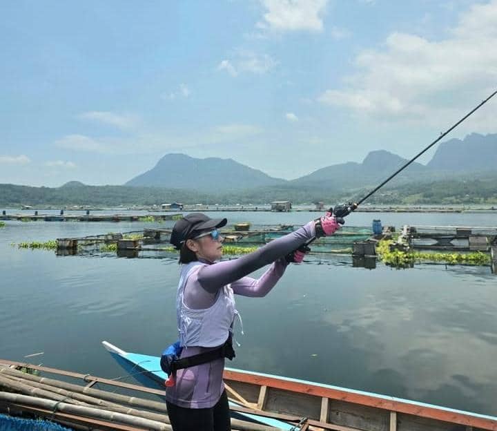 potret Prilly Latuconsina mancing ikan toman