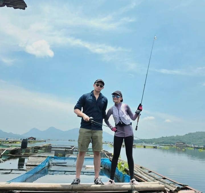 potret Prilly Latuconsina mancing ikan toman