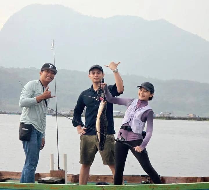 potret Prilly Latuconsina mancing ikan toman