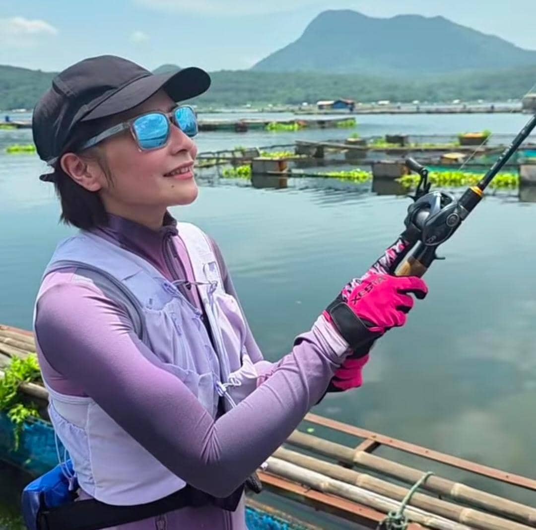 potret Prilly Latuconsina mancing ikan toman