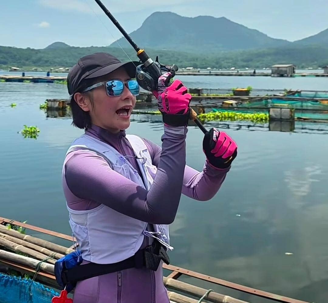 potret Prilly Latuconsina mancing ikan toman
