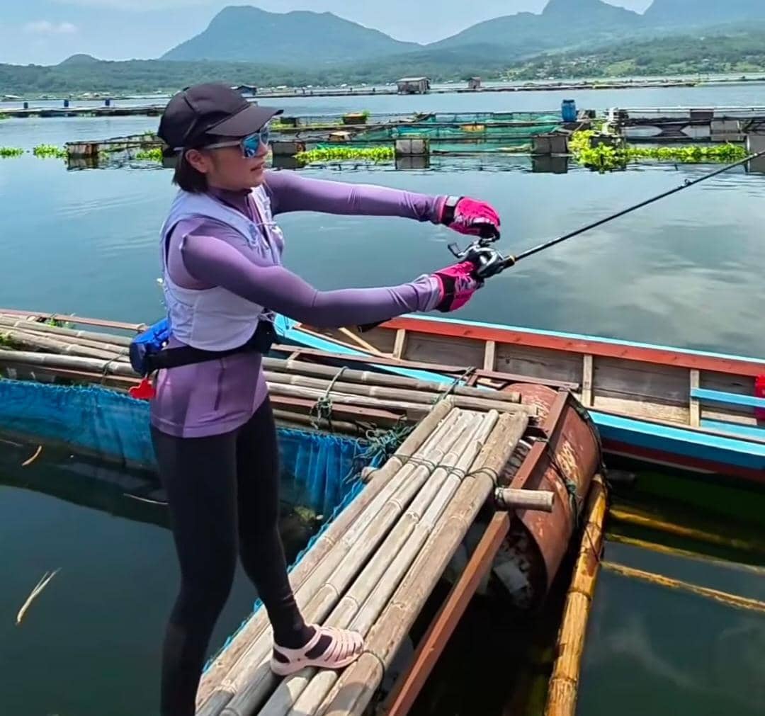 potret Prilly Latuconsina mancing ikan toman