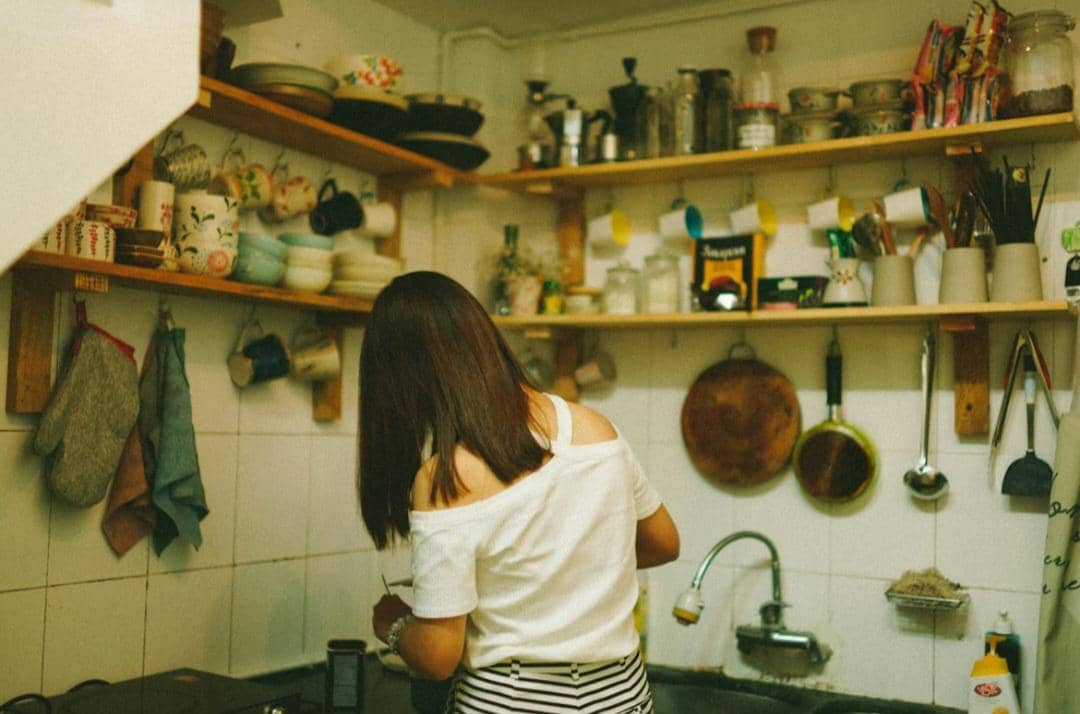 Ilustrasi aktivitas memasak untuk menyiapkan hidangan di dapur sebagai visual pendukung artikel kuliner.