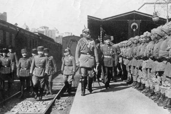 August von Mackensen memeriksa tentara Kekaisaran Ottoman tahun 1916.