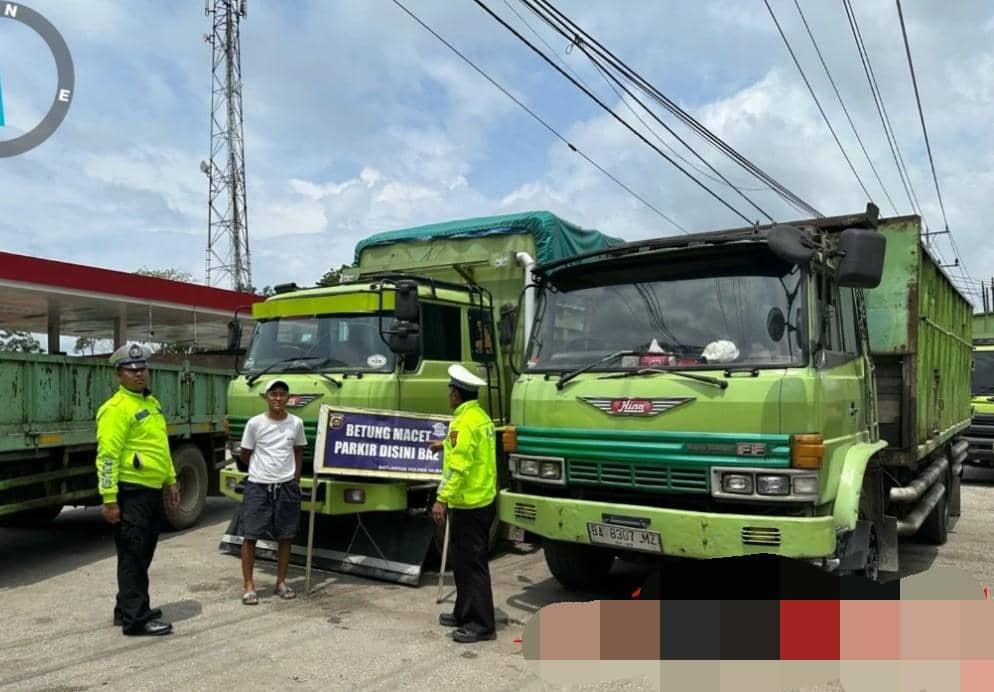 Anggota Sat Lantas Polres Muba saat mengarahkan truk masuk kantong parkir. (Dok. Polres Muba)