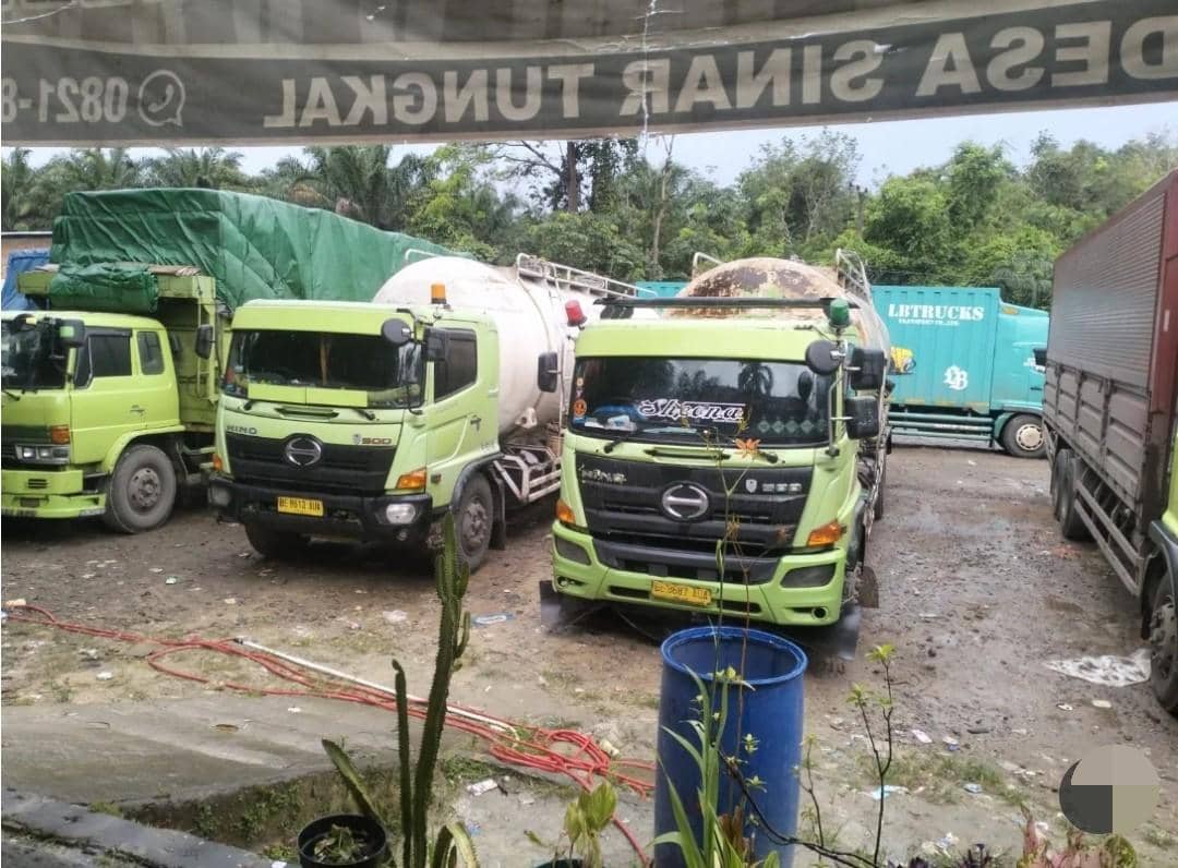 Anggota Sat Lantas Polres Muba saat mengarahkan truk masuk kantong parkir. (Dok. Polres Muba)