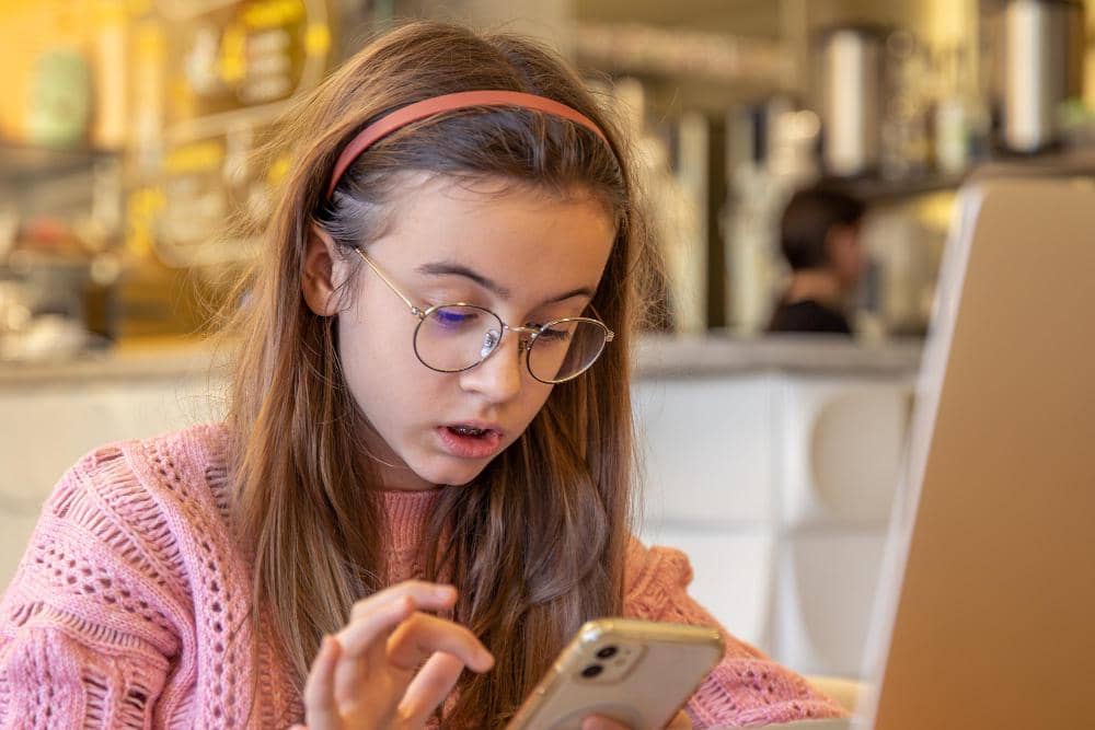 ilustrasi siswa menggunakan AI melalui HP