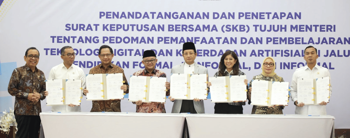 Pemerintah menerbitkan Surat Keputusan Bersama (SKB) tujuh menteri mengenai pedoman pemanfaatan dan pembelajaran teknologi digital