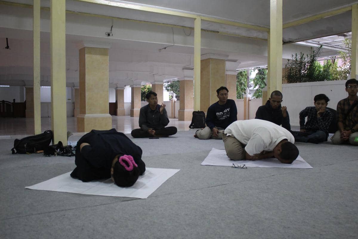 Cara penghayat Sapta Darma bersujud. 