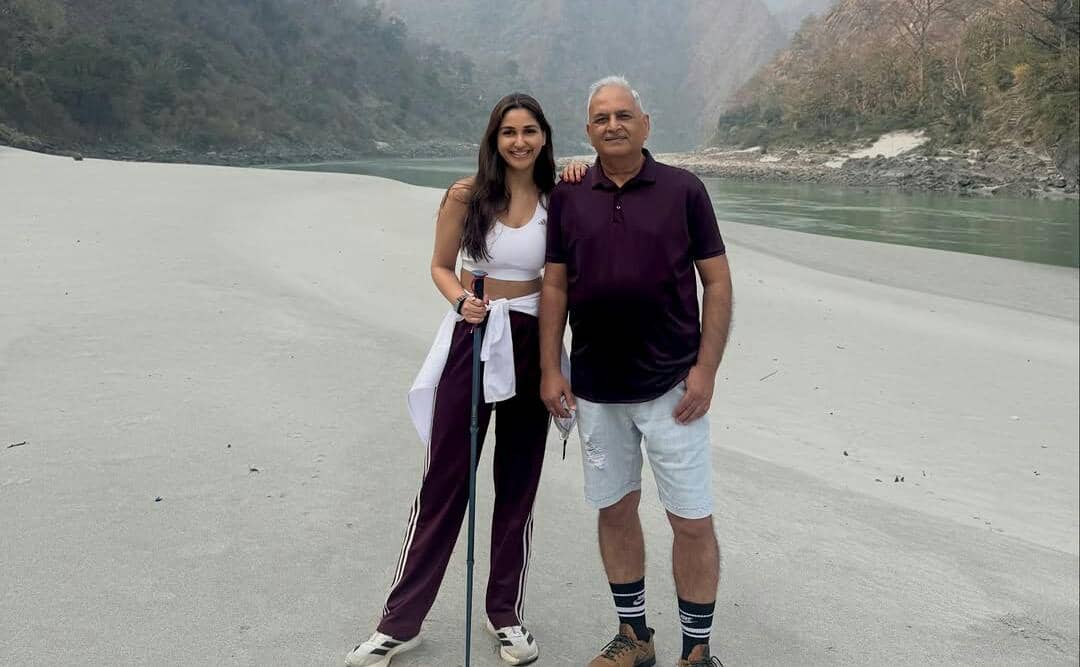 10 Momen Nikita Dutta Liburan di Rishikesh, Mendaki Himalaya