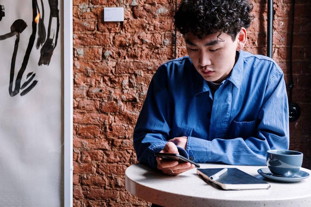 ilustrasi pria kemeja biru