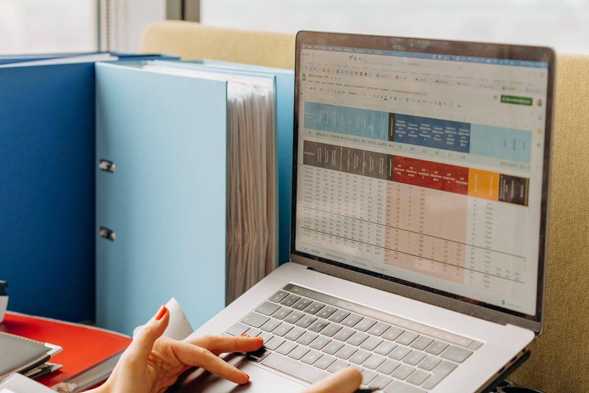 ilustrasi update status kerjaan di spreadsheet tim 