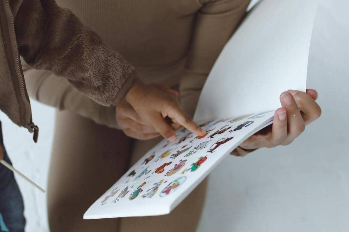 ilustrasi jurnal perjalanan mini dengan sticker 