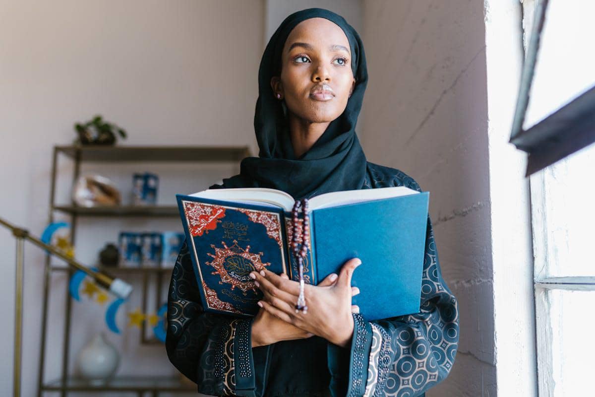 ilustrasi validasi semua perasaan yang muncul ketika Lebaran tanpa pasangan 