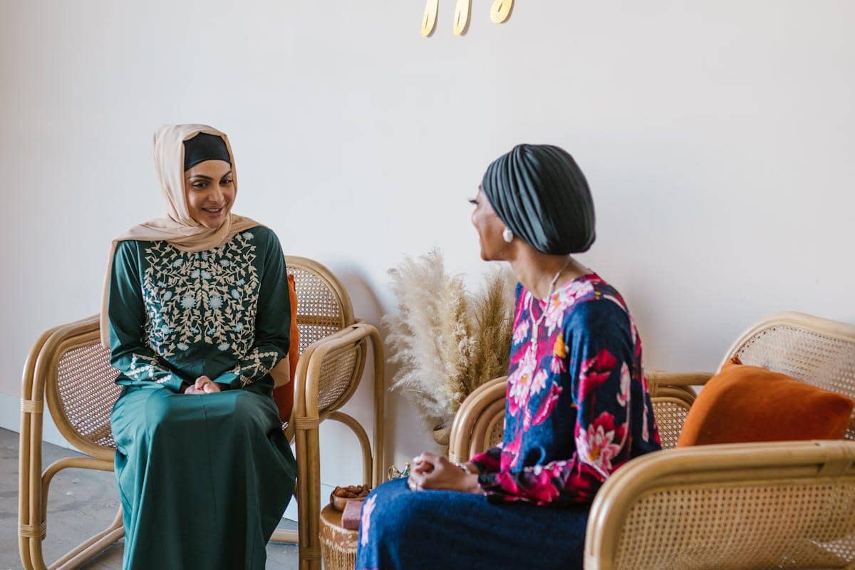 ilustrasi berbicara dengan saudara saat Lebaran